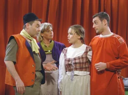 "AUSVERKAUFT", "Eine Kom&ouml;die in drei Akten". Eine altert&uuml;mliche Trag&ouml;die spielt sich nicht so leicht. Die Darsteller haben so ihre Schwierigkeiten bei der "Premiere". von li. n.re.: Albin Braig, Heike Gmeiner Karoline M&uuml;ller, Bastian Braig.