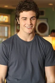 Lernt, ohne es zu wissen, seinen leiblichen Vater kennen: Danny (Beau Mirchoff) ... Lernt, ohne es zu wissen, seinen leiblichen Vater kennen: Danny (Beau Mirchoff) ...
