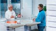 Jörn Klasen sieht, welchen Leidensdruck Lars G. hat. Der Ernährungs-Doc will ihm helfen, die Fibromyalgie besser in den Griff zu kriegen – mit dem richtigen Essen. Jörn Klasen sieht, welchen Leidensdruck Lars G. hat. Der Ernährungs-Doc will ihm helfen, die Fibromyalgie besser in den Griff zu kriegen – mit dem richtigen Essen.