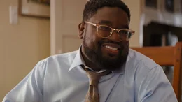 Lucas Vater (Lil Rel Howery)  Die Verwendung des sendungsbezogenen Materials ist nur mit dem Hinweis und Verlinkung auf RTL+ gestattet.