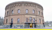 Raumflugplanetarium. Von der Himmelsscheibe von Nebra über Jahrhunderte alte Sternwarten bis zur Erfindung des modernen Planetariums in Jena: Die Faszination für den Blick in die Sterne hat in Mitteldeutschland eine lange Tradition. Nun öffnet nach vierjähriger Bauzeit in Halle ein Planetarium der neuesten Generation seine Türen, ein Begegnungsgort für Fans der Astronomie und ein Zentrum der Wissenschaftsvermittlung für die gesamte Region. Die Zuschauer erfahren in der 45-minütigen Dokumentation, welche Herausforderungen beim Bau zu bewältigen waren und warum die eingesetzte Technik mit den alten Sternenprojektoren nur noch wenig gemein hat. Raumflugplanetarium. Von der Himmelsscheibe von Nebra über Jahrhunderte alte Sternwarten bis zur Erfindung des modernen Planetariums in Jena: Die Faszination für den Blick in die Sterne hat in Mitteldeutschland eine lange Tradition. Nun öffnet nach vierjähriger Bauzeit in Halle ein Planetarium der neuesten Generation seine Türen, ein Begegnungsgort für Fans der Astronomie und ein Zentrum der Wissenschaftsvermittlung für die gesamte Region. Die Zuschauer erfahren in der 45-minütigen Dokumentation, welche Herausforderungen beim Bau zu bewältigen waren und warum die eingesetzte Technik mit den alten Sternenprojektoren nur noch wenig gemein hat.
