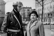 Als Freund und Helfer bewährt sich Streifenfahrer Hartmann (Karl-Heinz Heß) bei der Rentnerin Paula Henkel (Emmy Jülich), die ziemlich hilflos vor dem Straßenübergang steht. Als Freund und Helfer bewährt sich Streifenfahrer Hartmann (Karl-Heinz Heß) bei der Rentnerin Paula Henkel (Emmy Jülich), die ziemlich hilflos vor dem Straßenübergang steht.