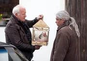 Tierfreund Urban Fuchs versteckt Huhn Charlotte beim Bauern G&uuml;nther.