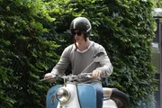 Mark Theissen (Sven Gielnik) führt auf seinem Moped davon. Mark Theissen (Sven Gielnik) führt auf seinem Moped davon.