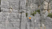 F&uuml;r Touristen bohrt Mario Orru neue Haken in die Kalksteinw&auml;nde. Es gibt schon mehr als 1.000 Routen f&uuml;r Anf&auml;nger und Fortgeschrittene.