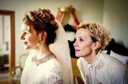 Katja Riemann schl&uuml;pft in der Dokumentation in die Rolle der Hausdame Henriette. Sie erkl&auml;rt die auch heute noch hohe Bedeutung der standesgem&auml;&szlig;en Hochzeit und f&uuml;hrt die Zuschauer durch die Geschichte und Gegenwart des deutschen Adels.