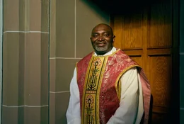 Der in Nigeria geborene Priester Uchenna Aba arbeitet seit zehn Jahren als katholischer Seelsorger in Goch-Kessel am Niederrhein und hat bereits rassistische Erfahrungen gemacht.