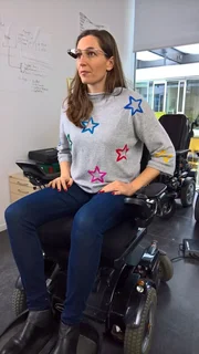 Die Wissenschaftsjournalistin Andrea Lauterbach will wissen, welche Technologien in naher Zukunft unser Leben verändern. Vielen Menschen mit Behinderungen fehlt die Bewegungsfähigkeit, um einen elektrischen Rollstuhl per Hand anzusteuern. Deshalb erforschen Ingenieure und Informatiker die Steuerung durch Augen- und Kopfbewegungen. Dabei sollen Betroffene elektrische Rollstühle über Datenbrillen wie „Google Glass“ ansteuern. Das sind Brillen mit eingebautem Minicomputern, Bewegungssensoren und Kameras, die sich aufgrund der hohen Verbreitung günstig nutzen lassen. Die Wissenschaftsjournalistin Andrea Lauterbach will wissen, welche Technologien in naher Zukunft unser Leben verändern. Vielen Menschen mit Behinderungen fehlt die Bewegungsfähigkeit, um einen elektrischen Rollstuhl per Hand anzusteuern. Deshalb erforschen Ingenieure und Informatiker die Steuerung durch Augen- und Kopfbewegungen. Dabei sollen Betroffene elektrische Rollstühle über Datenbrillen wie „Google Glass“ ansteuern. Das sind Brillen mit eingebautem Minicomputern, Bewegungssensoren und Kameras, die sich aufgrund der hohen Verbreitung günstig nutzen lassen.