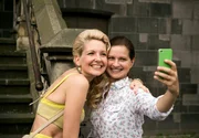 ARD HEITER BIS TÖDLICH - ZWISCHEN DEN ZEILEN, neue Krimi-Komödie mit 16 Folgen, Folge 3 "Frau auf der Couch", am Donnerstag (21.02.2013) um 18.50 Uhr im Ersten. Maja (Josephine Schmidt, r.) und Jenny (Constanze Behrends, l.) machen ein Foto vor dem Rathaus. ARD HEITER BIS TÖDLICH - ZWISCHEN DEN ZEILEN, neue Krimi-Komödie mit 16 Folgen, Folge 3 "Frau auf der Couch", am Donnerstag (21.02.2013) um 18.50 Uhr im Ersten. Maja (Josephine Schmidt, r.) und Jenny (Constanze Behrends, l.) machen ein Foto vor dem Rathaus.