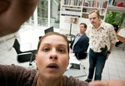 ARD HEITER BIS TÖDLICH - ZWISCHEN DEN ZEILEN, neue Krimi-Komödie mit 16 Folgen, Folge 3 "Frau auf der Couch", am Donnerstag (21.02.2013) um 18.50 Uhr im Ersten. Bollmann (Knud Riepen, r.) schaut kritisch auf Maja (Josephine Schmidt, l.), wie sie die Kamera richtig einstellt - der Hypnoseversuch mit Bauunternehmer Harald Kremer (Uwe Rohde, 2.v.r.) kann nun beginnen. ARD HEITER BIS TÖDLICH - ZWISCHEN DEN ZEILEN, neue Krimi-Komödie mit 16 Folgen, Folge 3 "Frau auf der Couch", am Donnerstag (21.02.2013) um 18.50 Uhr im Ersten. Bollmann (Knud Riepen, r.) schaut kritisch auf Maja (Josephine Schmidt, l.), wie sie die Kamera richtig einstellt - der Hypnoseversuch mit Bauunternehmer Harald Kremer (Uwe Rohde, 2.v.r.) kann nun beginnen.