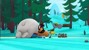 Henrietta versucht mit aller Kraft, Super-Edgar unter Albert wegzuziehen.