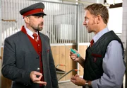 Katharina wird zu dem Hengst Favory gerufen, der an einer schweren Kolik leidet. Michael ist nicht erreichbar, und so muss die ausgebildete Veterinärmedizinerin selbst einspringen. Der Hengst wurde mit einer lebensbedrohlichen Tablettendosis ruhiggestellt. Im Bild (v.l.): Obergestütsmeiser Josef Wagner (Juergen Maurer), Martin Gross (Mathias Kahler-Polagnoli) Katharina wird zu dem Hengst Favory gerufen, der an einer schweren Kolik leidet. Michael ist nicht erreichbar, und so muss die ausgebildete Veterinärmedizinerin selbst einspringen. Der Hengst wurde mit einer lebensbedrohlichen Tablettendosis ruhiggestellt. Im Bild (v.l.): Obergestütsmeiser Josef Wagner (Juergen Maurer), Martin Gross (Mathias Kahler-Polagnoli)