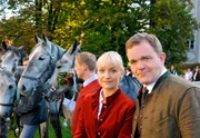In Piber steht der Almabtrieb und die Segnung der Pferde bevor. Ein drohendes Unwetter zwingt Katharina (Eva Herzig, l.) zu einer schwierigen Entscheidung: Sie muss die Pferde früher ins Tal bringen, was besonders Bürgermeister Brunner (Cornelius Obonya, r.) vor den Kopf stößt. In Piber steht der Almabtrieb und die Segnung der Pferde bevor. Ein drohendes Unwetter zwingt Katharina (Eva Herzig, l.) zu einer schwierigen Entscheidung: Sie muss die Pferde früher ins Tal bringen, was besonders Bürgermeister Brunner (Cornelius Obonya, r.) vor den Kopf stößt.