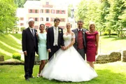 Hochzeit: Theresa und Moritz posieren mit Werner, Doris, Hans und Charlotte vor dem Fürstenhof. Hochzeit: Theresa und Moritz posieren mit Werner, Doris, Hans und Charlotte vor dem Fürstenhof.