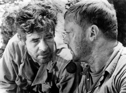 hr-fernsehen TAG OHNE ENDE (Men in War), Spielfilm, USA 1956, Regie: Anthony Mann, am Montag (28.06.10) um 00:15 Uhr. Sergeant Montana (Aldo Ray) und Leutnant Benson (Robert Ryan, li.) beraten ihr weiteres Vorgehen in einer kritischen Situation.