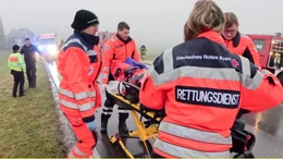 Im Notfalleinsatz: Sanit&auml;ter an einer Unfallstelle