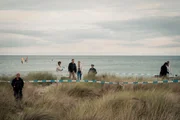Tjark Wolf (Hendrik Duryn), Femke Folkmer (Pia Barucki), Torsten Nibbe (Rainer Reiners) bei den Ermittlungen in den Dünen. Tjark Wolf (Hendrik Duryn), Femke Folkmer (Pia Barucki), Torsten Nibbe (Rainer Reiners) bei den Ermittlungen in den Dünen.