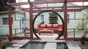 Der alleinerziehende Vater hat mit der Erziehung seiner beiden T&ouml;chter alle H&auml;nde voll zu tun und kaum Zeit, sich um den Garten zu k&uuml;mmern. Landschaftsdesignerin Sara hat eine besondere Idee: Sie verpasst dem Garten einen exotischen Asia-Flair - mit einer Meditationsfl&auml;che, einem Teich und einer Laube, in der man es sich so richtig gem&uuml;tlich machen kann.