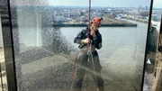Zweieinhalb Wochen brauchen die Industriekletterer, um die Fenster der Elbphilharmonie zum Gl&auml;nzen zu bringen