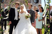 Hochzeit: Moritz (Daniel Fünffrock, l.) und Theresa (Ines Lutz, r.) strahlen vor Glück. Die Hochzeitsgäste Xaver (Jan van Weyde), Hans (Ralph Schicha), Marie (Annabelle Leip), Hendrik (Golo Euler), Doris (Simone Ritscher) und Werner (Dirk Galuba) freuen sich über das glückliche Brautpaar. Hochzeit: Moritz (Daniel Fünffrock, l.) und Theresa (Ines Lutz, r.) strahlen vor Glück. Die Hochzeitsgäste Xaver (Jan van Weyde), Hans (Ralph Schicha), Marie (Annabelle Leip), Hendrik (Golo Euler), Doris (Simone Ritscher) und Werner (Dirk Galuba) freuen sich über das glückliche Brautpaar.