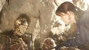 Brennan (Emily Deschanel) untersucht die völlig verwesten Überreste eines Pärchens, die in einer Höhle in einem Nationalpark gefunden wurden. Brennan (Emily Deschanel) untersucht die völlig verwesten Überreste eines Pärchens, die in einer Höhle in einem Nationalpark gefunden wurden.