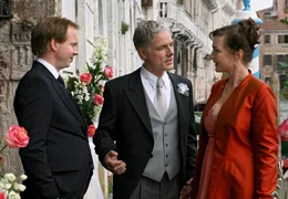 Der smarte britische Gesch&auml;ftsmann Charles (Philipp Brenninkmeyer, Mitte) begr&uuml;&szlig;t Tillmann (Johann von B&uuml;low) und Clarissa (Aglaia Szyszkowitz) zu seiner pomp&ouml;sen Hochzeit in Venedig.