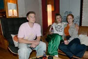 Toni (Olivia Marei, r.) schafft es auch im Kreis ihrer Freunde nicht zu entspannen. Links Moritz (Lennart Borchert), in der Mitte Alicia (Josefin Bressel) Toni (Olivia Marei, r.) schafft es auch im Kreis ihrer Freunde nicht zu entspannen. Links Moritz (Lennart Borchert), in der Mitte Alicia (Josefin Bressel)