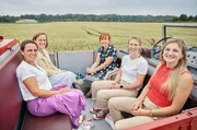 SWR LECKER AUFS LAND, "Zu Gast bei Petra Waldraff im Alb-Donau-Kreis", am Montag (08.09.25) um 20:15 Uhr im SWR. Die Landfrauen werden bei der Hofführung im Borgward chauffiert. von links: Heike Schiltz, Anne-Christin Trautwein, Lara Jenner, Sonja Müller, Michaela Pistono SWR LECKER AUFS LAND, "Zu Gast bei Petra Waldraff im Alb-Donau-Kreis", am Montag (08.09.25) um 20:15 Uhr im SWR. Die Landfrauen werden bei der Hofführung im Borgward chauffiert. von links: Heike Schiltz, Anne-Christin Trautwein, Lara Jenner, Sonja Müller, Michaela Pistono