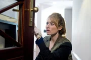 Einbruch in der Agentur: Nina Sieveking (Wanda Perdelwitz) untersucht das Schlo&szlig; der Eingangst&uuml;r.