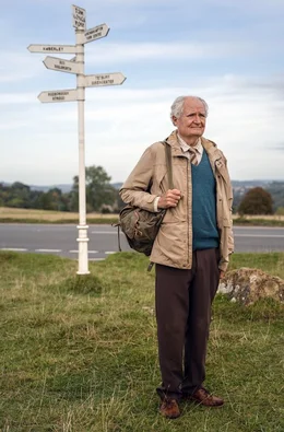 Harold (Jim Broadbent) wandert Hunderte von Meilen.