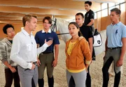 Katharina wird zu dem Hengst Favory gerufen, der an einer schweren Kolik leidet. Michael ist nicht erreichbar, und so muss die ausgebildete Veterinärmedizinerin selbst einspringen. Der Hengst wurde mit einer lebensgefährlichen Tablettendosis ruhiggestellt. Auf Katharinas Nachfragen gesteht Martin, dass er Favory heimlich Bürgermeister Brunner geborgt hat. Der hatte gedroht, Birgit das Gewerbeamt auf den Hals zu hetzen. Martin wollte nur seine Frau schützen. Im Bild (v.l.): Christoph von Friedl, Jennifer Newrkla, Komparsen Katharina wird zu dem Hengst Favory gerufen, der an einer schweren Kolik leidet. Michael ist nicht erreichbar, und so muss die ausgebildete Veterinärmedizinerin selbst einspringen. Der Hengst wurde mit einer lebensgefährlichen Tablettendosis ruhiggestellt. Auf Katharinas Nachfragen gesteht Martin, dass er Favory heimlich Bürgermeister Brunner geborgt hat. Der hatte gedroht, Birgit das Gewerbeamt auf den Hals zu hetzen. Martin wollte nur seine Frau schützen. Im Bild (v.l.): Christoph von Friedl, Jennifer Newrkla, Komparsen
