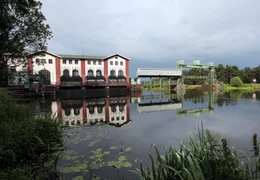 Oft versperren Wehre, wie hier an der Aller, den Weg der Lachse.
