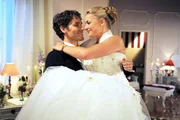 Hochzeit: Stolz trägt Moritz (Daniel Fünffrock, l.) seine Theresa (Ines Lutz, r.) über die Schwelle zur Fürstensuite. Hochzeit: Stolz trägt Moritz (Daniel Fünffrock, l.) seine Theresa (Ines Lutz, r.) über die Schwelle zur Fürstensuite.
