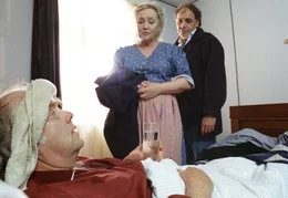 Nach einem feucht-fr&ouml;hlichen Abend muss der Ortspfarrer Tobias Hund (Martin L&uuml;ttge, li.) sich von seinem Bruder Tillmann (Christian Kohlund) und seiner resoluten Haush&auml;lterin Margarete Weiss (Doris Kunstmann) pflegen lassen.