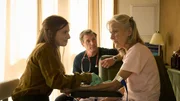 Keine Praxis, doch bereits eine Patientin: Josefine Preuss als Charlie Winkler, Patrick Kalupa als Dr. Moritz Neiss, Hedi Kriegeskotte als Doris Stecker Keine Praxis, doch bereits eine Patientin: Josefine Preuss als Charlie Winkler, Patrick Kalupa als Dr. Moritz Neiss, Hedi Kriegeskotte als Doris Stecker