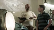 Automechaniker (Michael Paul Milow) und Junge (Laszlo Czismadia).