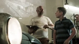 Automechaniker (Michael Paul Milow) und Junge (Laszlo Czismadia).
