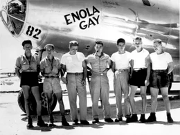 Die Bodenbesatzung der B-29 "Enola Gay", die Hiroshima, Japan, atomar bombardierte.  Oberst Paul W. Tibbets, der Pilot, steht in der Mitte. (LOU REDA PRODUCTIONS)