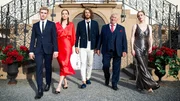 V.l.: Paul Verhoven (Lennart Betzgen), Livia Verhoven (Livia Matthes), Alexander Verhoven (Frederik Götz), Robert Verhoven (Heinz Hoenig) und Eva Verhoven (Stephanie Japp). V.l.: Paul Verhoven (Lennart Betzgen), Livia Verhoven (Livia Matthes), Alexander Verhoven (Frederik Götz), Robert Verhoven (Heinz Hoenig) und Eva Verhoven (Stephanie Japp).