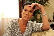 Doris (Simone Ritscher) will von Werners Geschenk für sie nichts wissen. So leicht lässt sie sich nicht abspeisen. Doris (Simone Ritscher) will von Werners Geschenk für sie nichts wissen. So leicht lässt sie sich nicht abspeisen.
