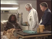 Landstreicher George (l.), der in einer unverständlichen Sprache spricht, weiß vielleicht etwas über den Mord. Mark (Dick Van Dyke, M.) und Dr. Mason befragen ihn, doch leider ergebnislos. Landstreicher George (l.), der in einer unverständlichen Sprache spricht, weiß vielleicht etwas über den Mord. Mark (Dick Van Dyke, M.) und Dr. Mason befragen ihn, doch leider ergebnislos.