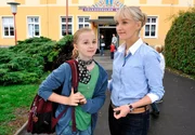 Katharina (Eva Herzig, r.) versteht sich mittlerweile richtig gut mit Lena (Kristina Yntema, l.), der Tochter von Michael.