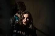 Finas Tochter Maria (Tara Fischer, vorne) unterstützt eine militante Aktivistengruppe. Finas Tochter Maria (Tara Fischer, vorne) unterstützt eine militante Aktivistengruppe.