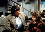 Jonathan (Michael Landon, l.) spendet Lisa (Christine Healy, r.), der Schwester der todkranken Lee, Trost. Jonathan (Michael Landon, l.) spendet Lisa (Christine Healy, r.), der Schwester der todkranken Lee, Trost.