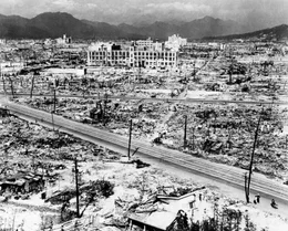 Entlaubte B&auml;ume, Ruinen in Hiroshima.