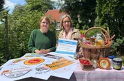 Hannah Zey&szlig;ig (l) von der Verbraucherzentrale NRW erkl&auml;rt, worauf wir achten k&ouml;nnen, wenn wir regionale Lebensmittel einkaufen wollen. Yvonne Willicks (r) hat hierf&uuml;r eine Auswahl unterschiedlicher Siegel und Logos dabei. Gemeinsam kl&auml;ren die beiden, worauf wie Verbraucher wirklich etwas geben k&ouml;nnen und welche Siegel nichts als hei&szlig;e Luft sind.
