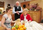Alfons (Sepp Schauer, M.) und Hildegard (Antje Hagen, r.) konfrontieren Marie (Annabelle Leip, l.) mit ihrem Verdacht. Alfons (Sepp Schauer, M.) und Hildegard (Antje Hagen, r.) konfrontieren Marie (Annabelle Leip, l.) mit ihrem Verdacht.