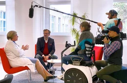 Prof. Simone Spuler (links) von der Charit&eacute;, Eckart von Hirschhausen und Muskelschwund-Patientin Karla Rosenstock (im Rollstuhl) bei den Dreharbeiten. Spuler forscht an einer Gentherapie f&uuml;r Menschen mit Muskelschwund, der immer noch als unheilbar gilt.