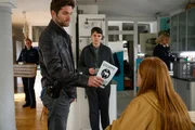 Jo Stoll (Peter Ketnath, l.) und Rico Sander (Benjamin Strecker, M.) ermitteln in einem Lebensmittelskandal. Steckt die Umweltaktivistin Steffi Meistersinger (Laura Philipp) hinter den vergifteten Lebensmitteln? Jo Stoll (Peter Ketnath, l.) und Rico Sander (Benjamin Strecker, M.) ermitteln in einem Lebensmittelskandal. Steckt die Umweltaktivistin Steffi Meistersinger (Laura Philipp) hinter den vergifteten Lebensmitteln?