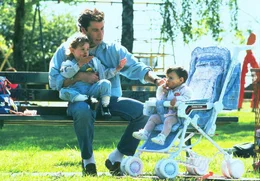 (v.l.n.r.) Mikey (Lorne Sussman); James (John Travolta); Julie (Megan Milner)